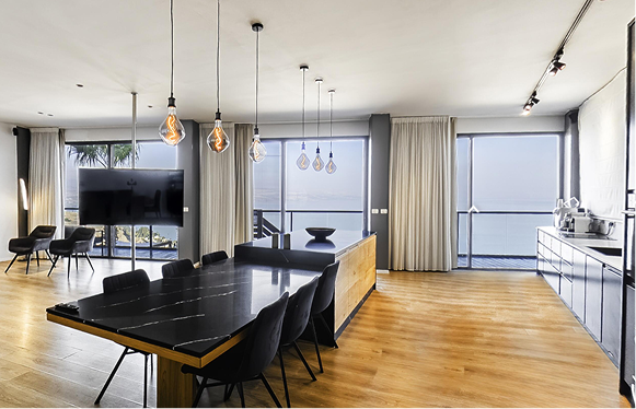 תמונה של צימרים ייחודיים בנוף המדברי בדרום, הצפון הירוק, והנוף העירוני במרכז.